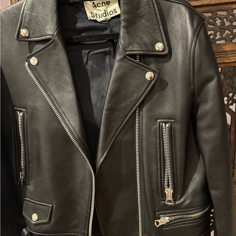 ACNE studios Black Leather Jacket size L
AUTHENTIC